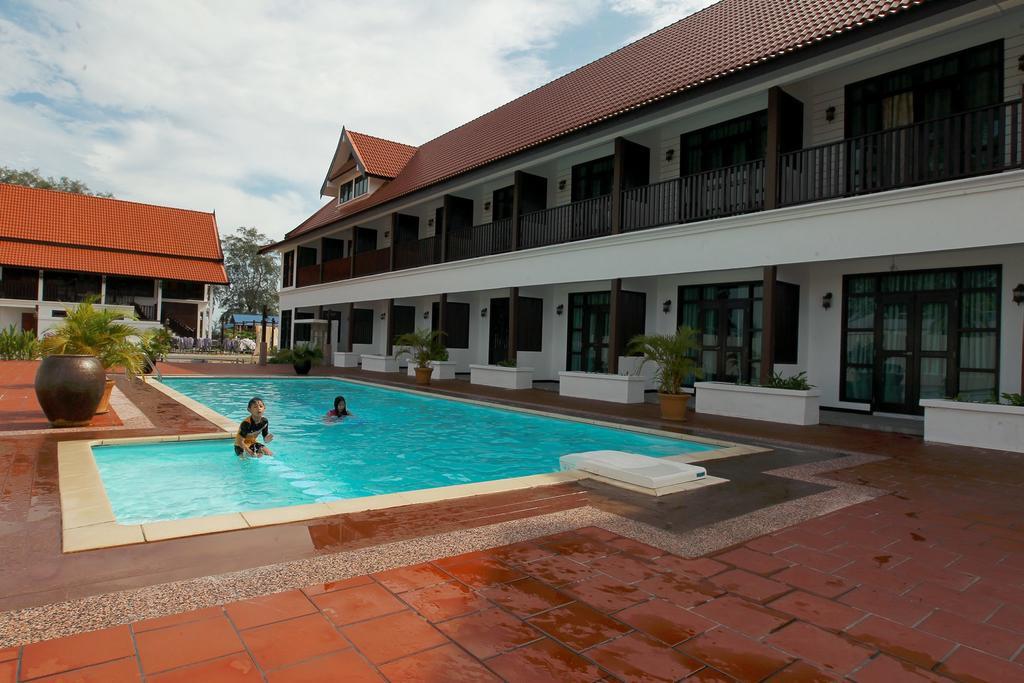 The Manor Beach Resort Besut Kampung Kuala Besut Extérieur photo